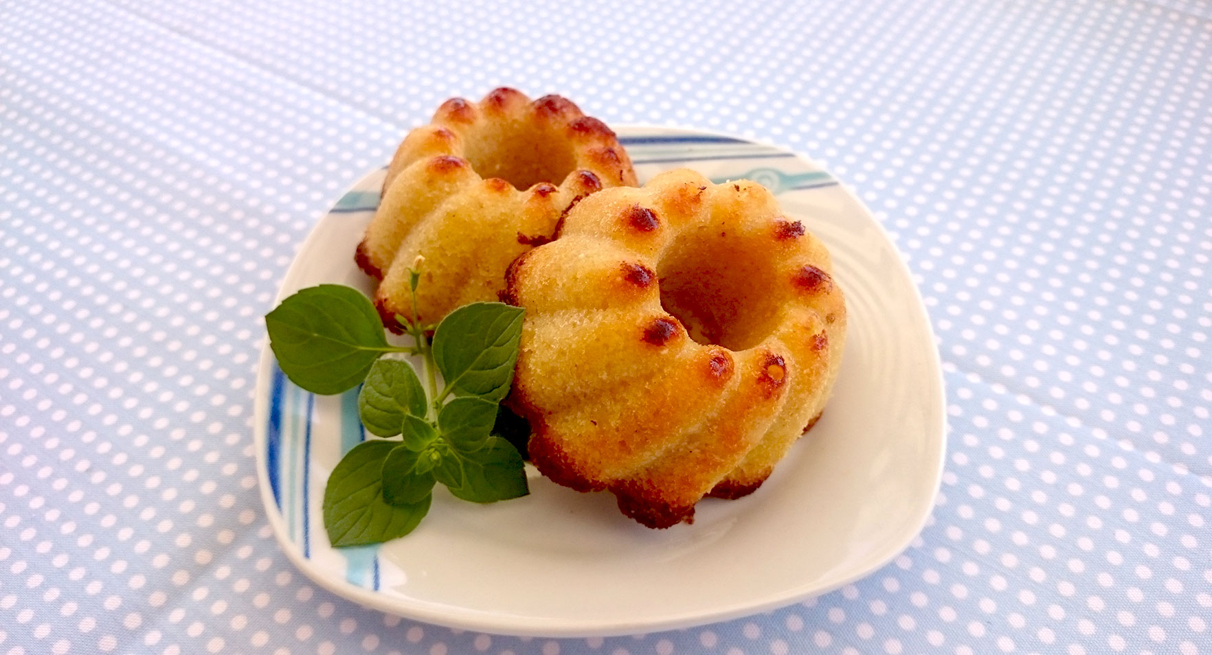 Pastelitos de limón y poleo con sémola de maíz