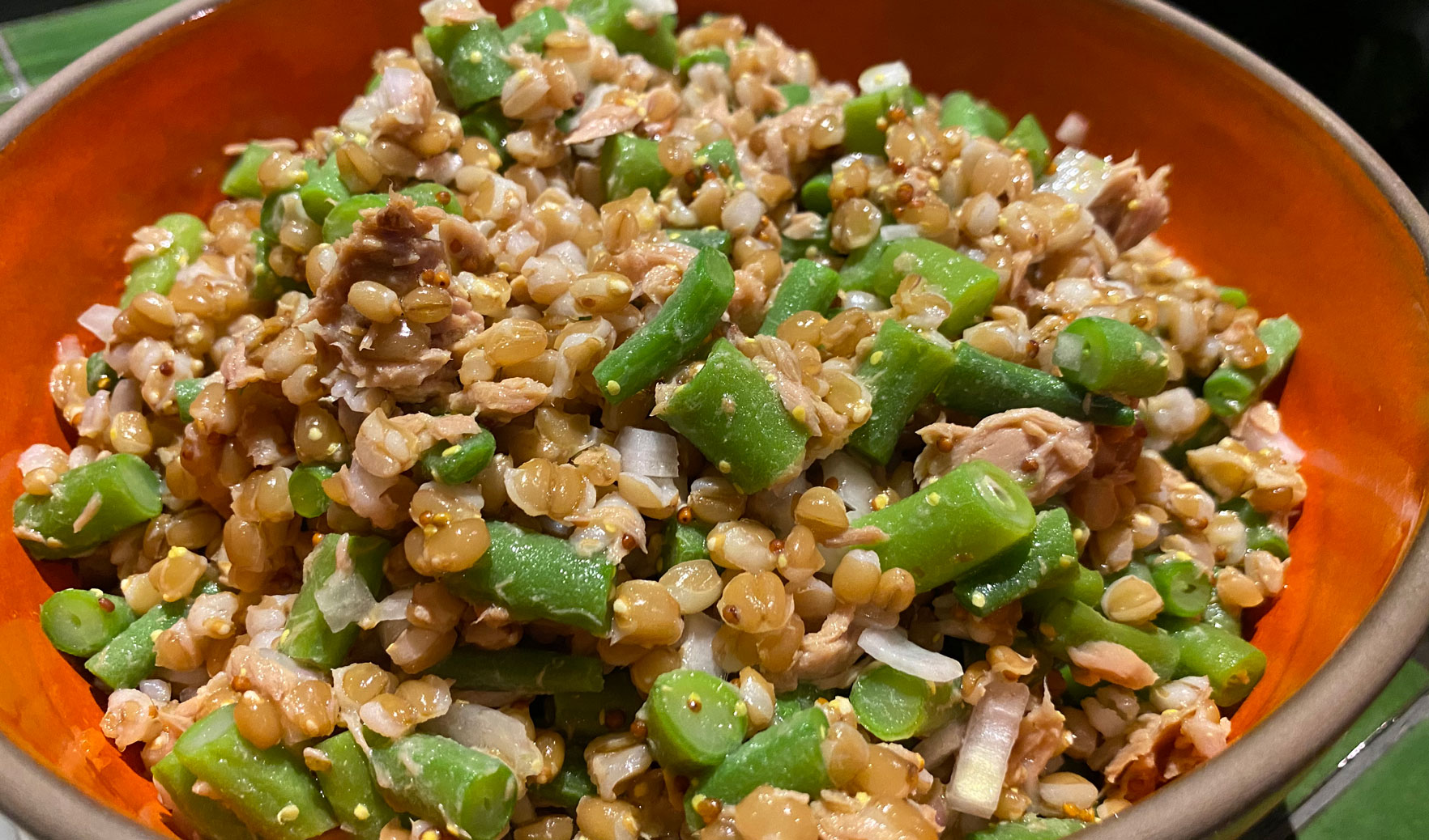 Ensalada fría de «Blat forment escairat» con judías verdes y cebolla del huerto.