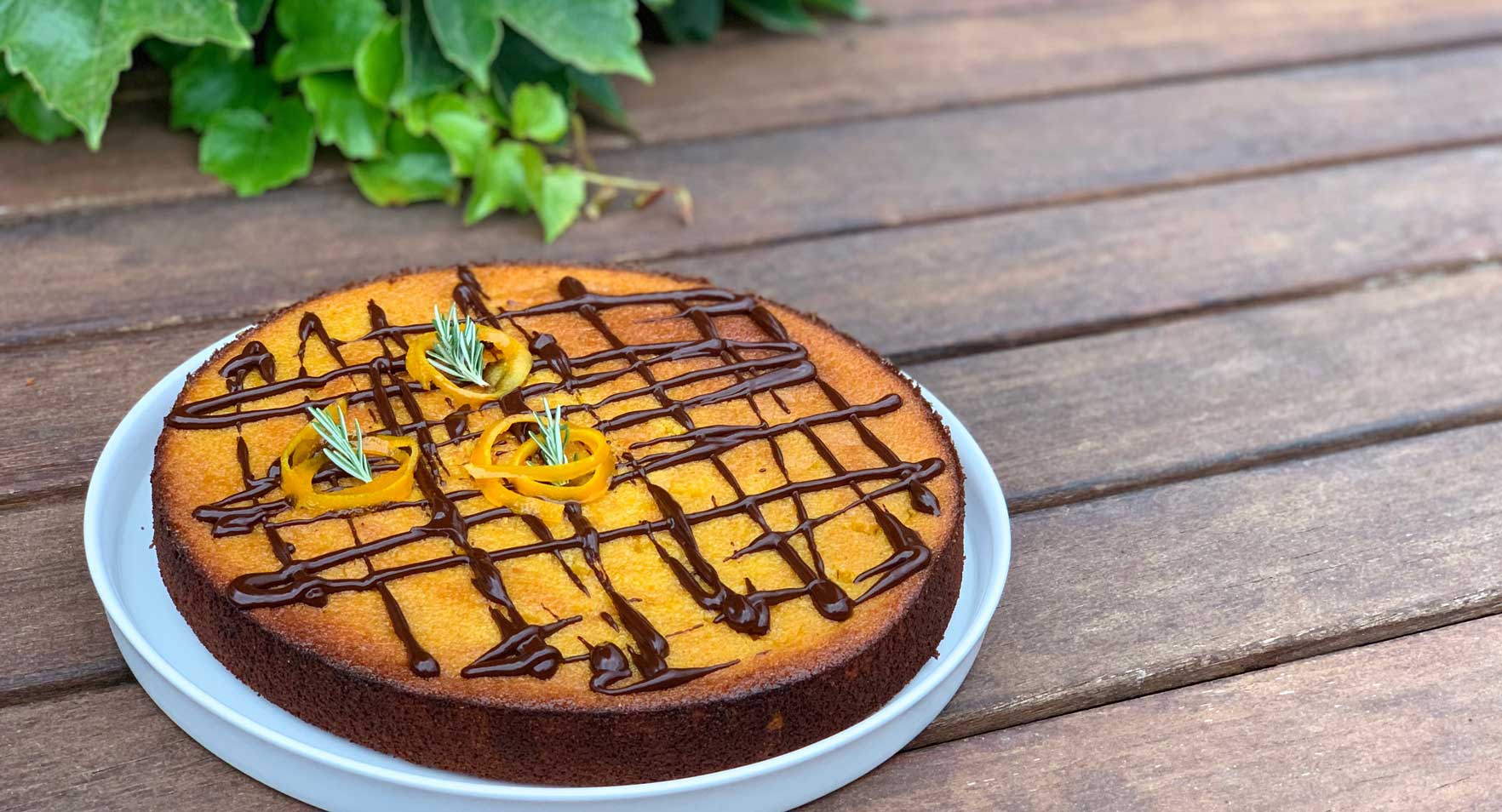 Pastel de sémola de «blat de moro escairat» con naranja y romero