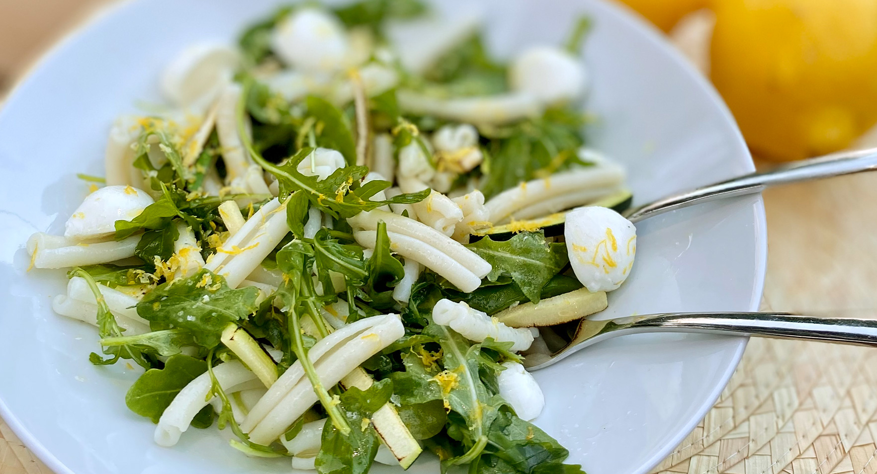 Casarecce sin gluten con rúcula, calabacín, mozzarella y limón