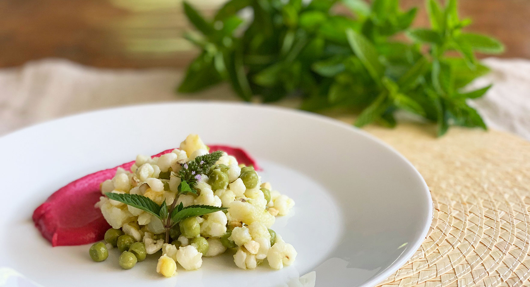 Amanida de blat de moro escairat, amb hummus de remolatxa